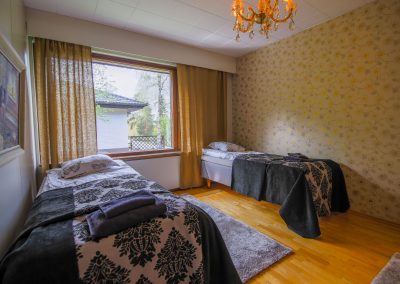 Makuuhuone kaksi sänkyä reunoilla bedroom Villa Talo Rovaniemi